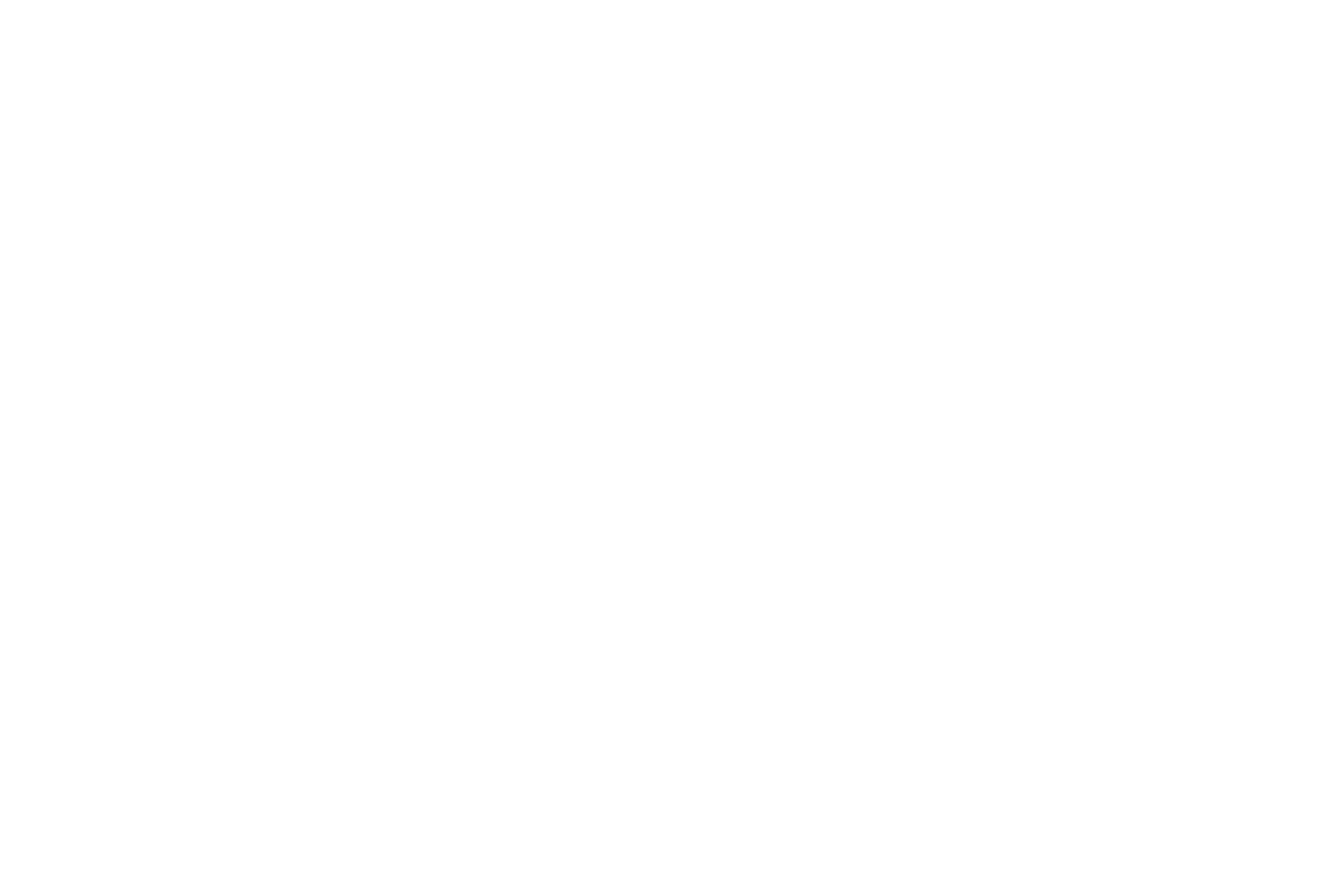 Architecte devant une maquette dans son agence, lumière de fenêtre latérale