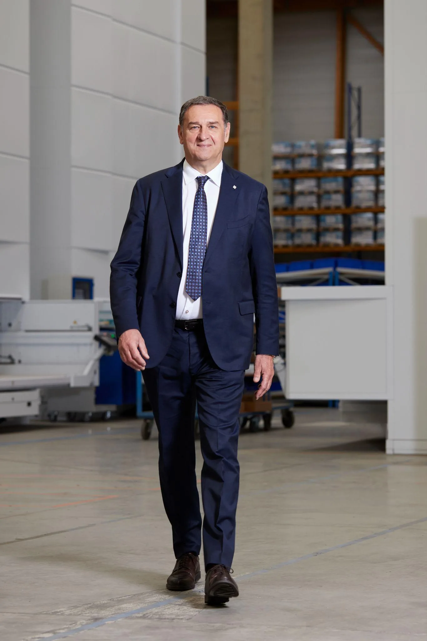Portrait en pied du DG de CAME France dans l'atelier industriel — scénographie corporate Val-d'Oise