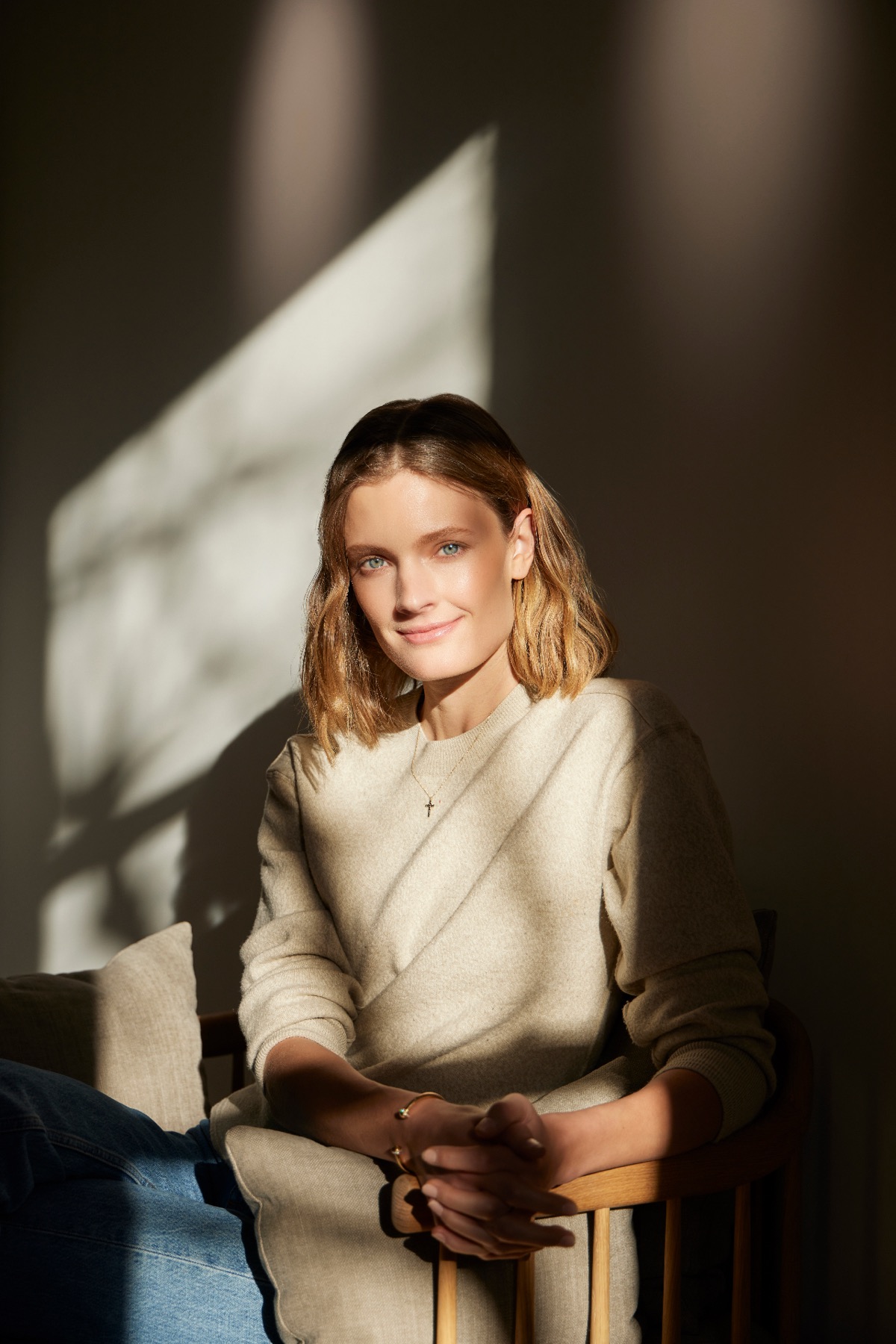 Portrait photo corporate en lumière naturelle extérieur à Paris
