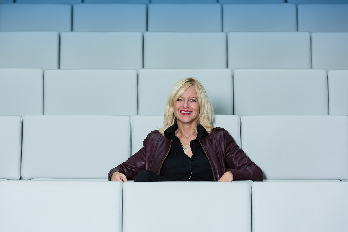 Portrait de dirigeant en studio à Paris — image de représentation exécutive