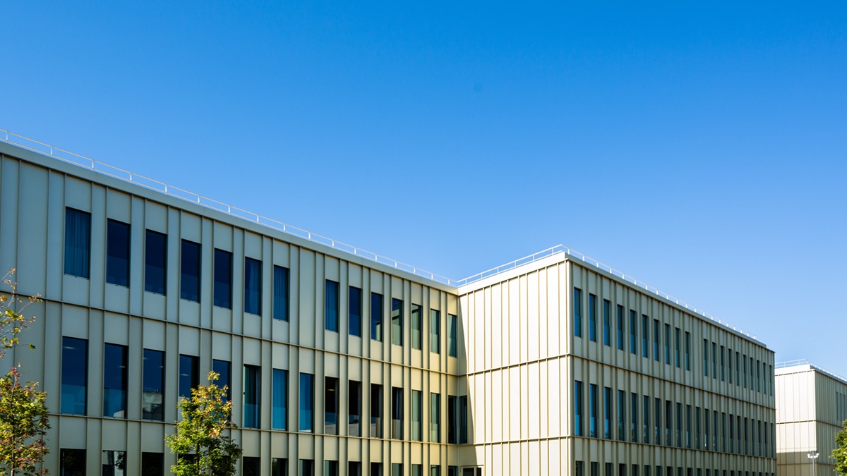 Façade contemporaine d'un bâtiment tertiaire à Paris — reportage photo de bureaux corporate
