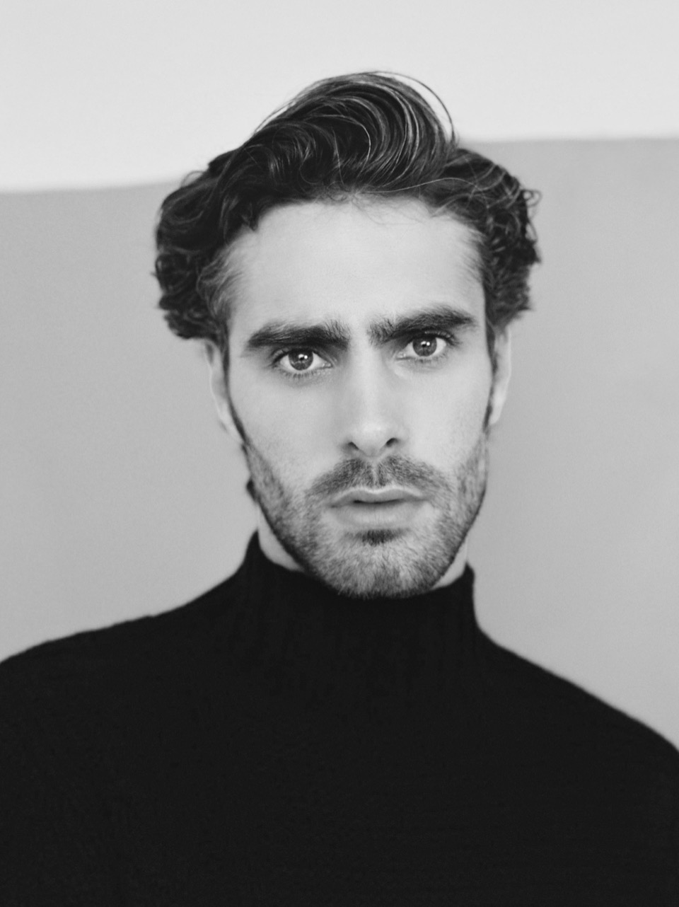 Photo d'identité réalisée en studio photo à Paris — fond uni clair conforme aux normes